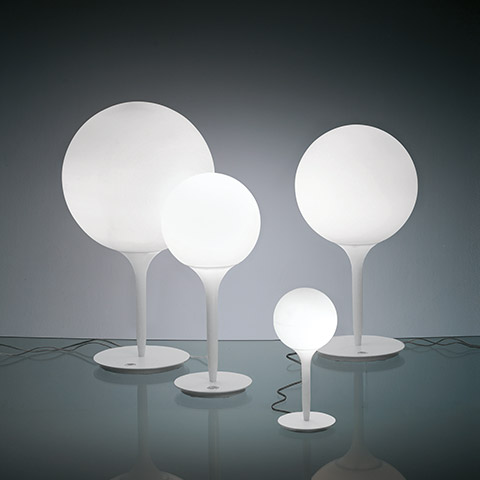 Quattro lampade da tavolo Artemide Castore Tavolo in diverse dimensioni, con sfere in vetro opalino bianco su sottili steli bianchi con basi rotonde