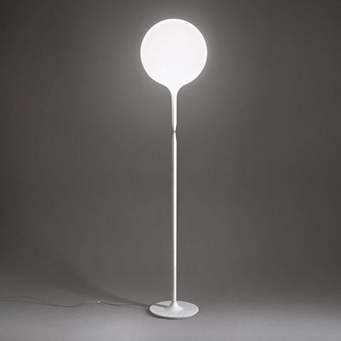 Lampada da terra Artemide Castore Terra: alto fusto in metallo bianco su base rotonda, sormontato da un grande diffusore sferico in vetro opalino bianco