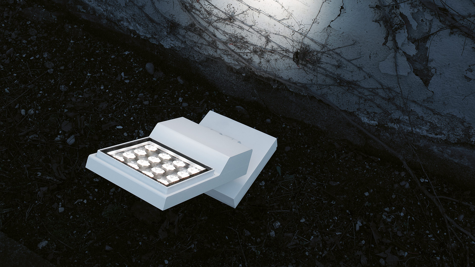 Segnapasso da esterno a LED Artemide Cefiso in bianco, con griglia di moduli LED, installato su terreno scuro vicino all'acqua