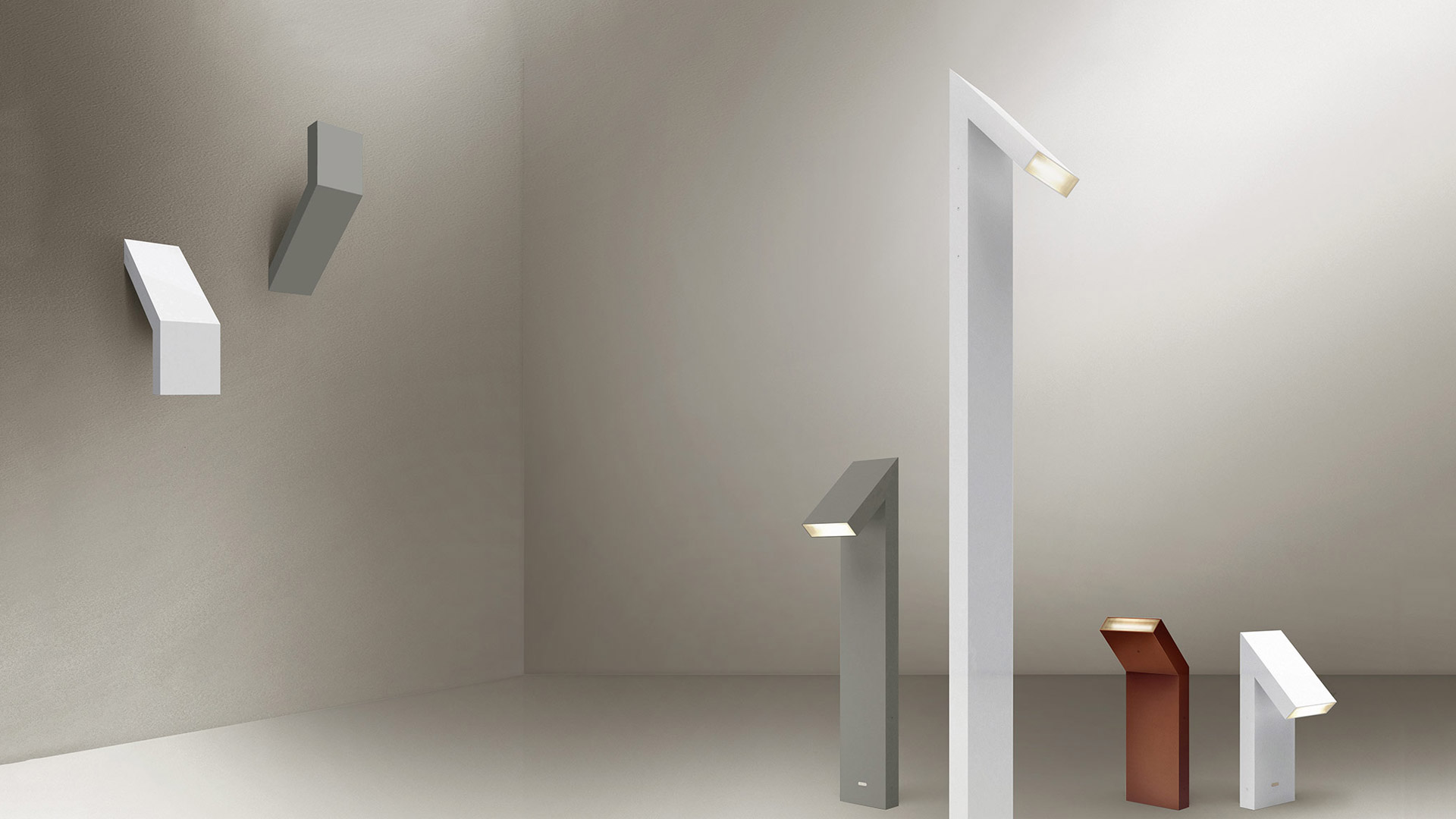 Collezione Artemide Chilone: luci LED geometriche angolari in bianco, grigio e terracotta, nelle versioni da parete, da terra e paletto