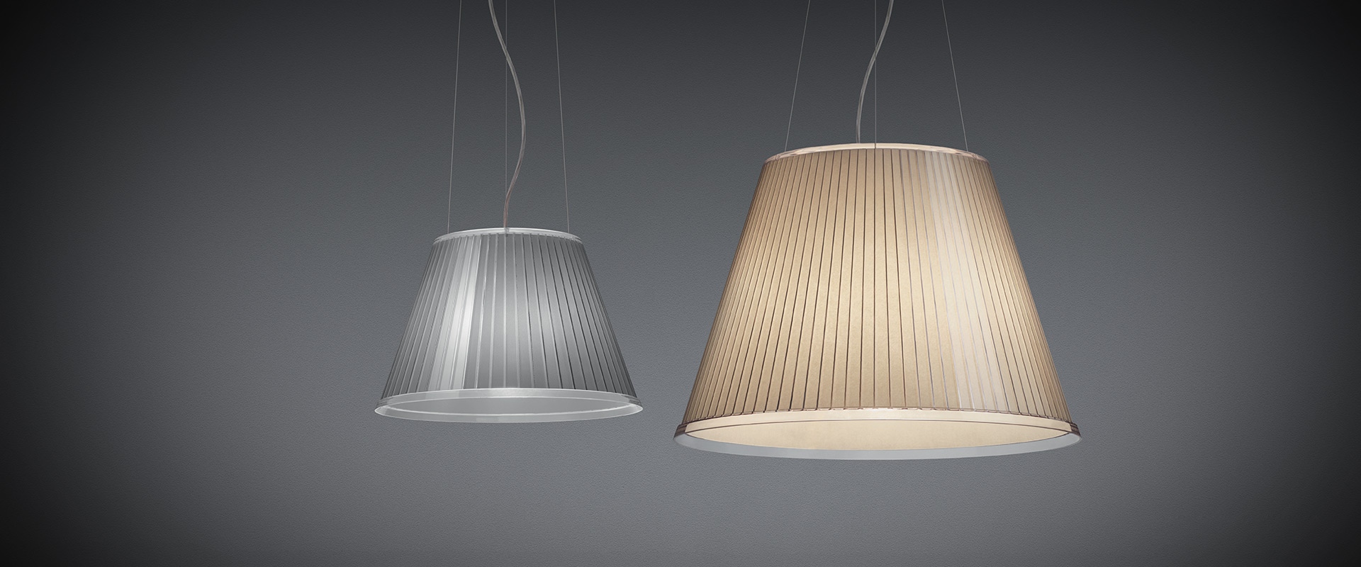 Due lampade a sospensione Artemide Choose Mega: sinistra paralume plissettato argento, destra paralume plissettato beige caldo, entrambe coniche