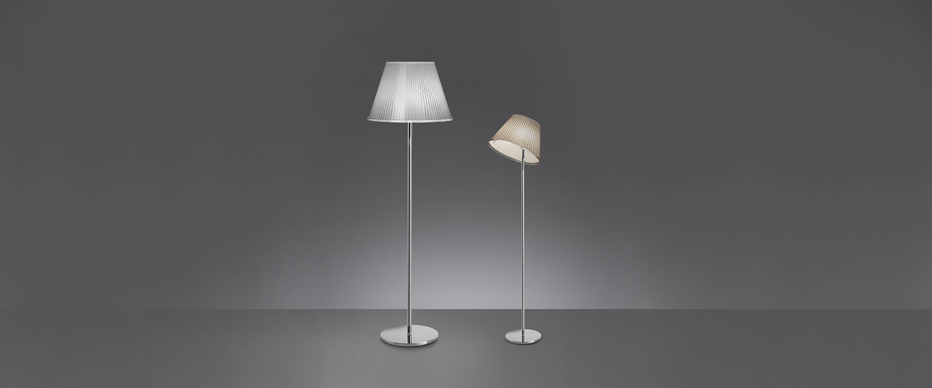 Tre lampade da tavolo Artemide Choose con paralumi plissettati: stelo cromato con paralume aperto, stelo cromato con paralume chiuso, stelo nero con paralume chiuso