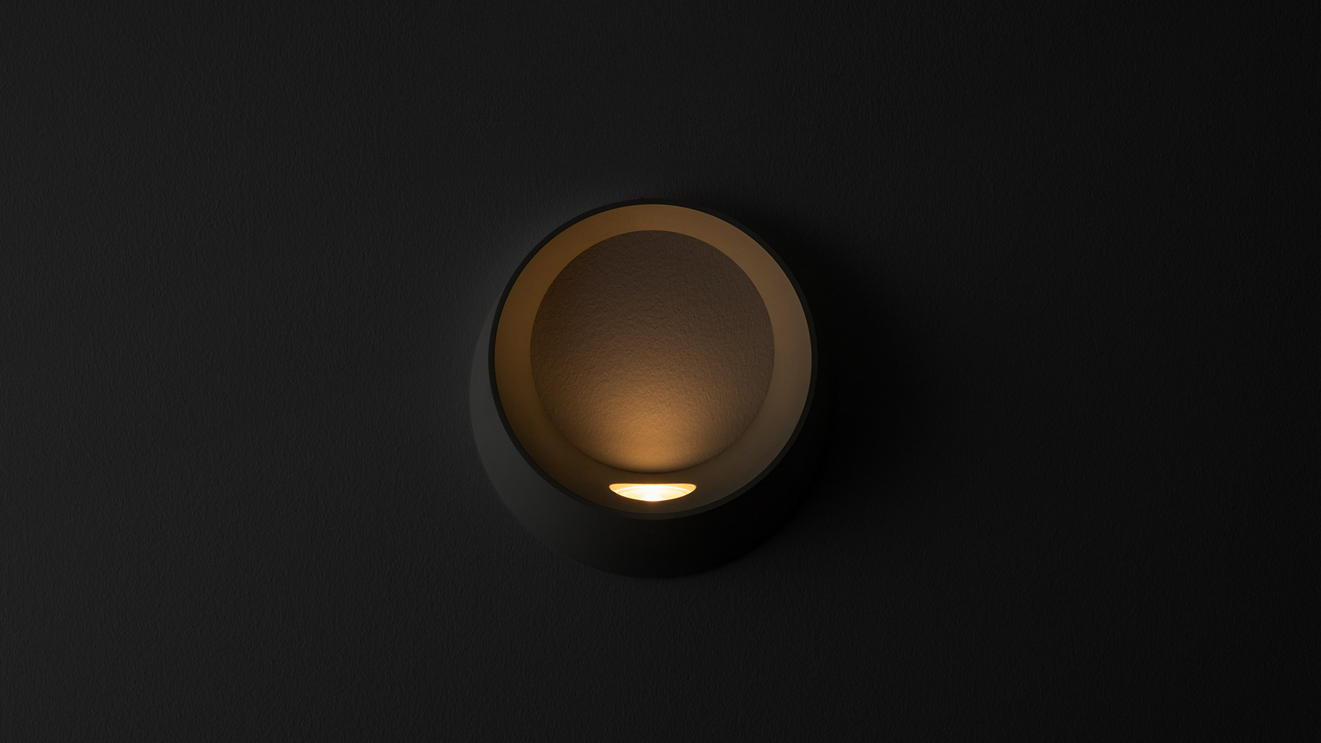 Lampada da parete/soffitto Artemide Cleomede, paralume cilindrico bianco che emette luce diffusa calda, montata all'angolo parete-soffitto