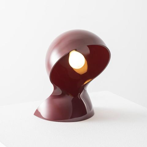 Lampada da tavolo Artemide Dalù in rosso bordeaux, forma scultorea a conchiglia arrotondata inclinata che rivela una lampadina calda all'interno