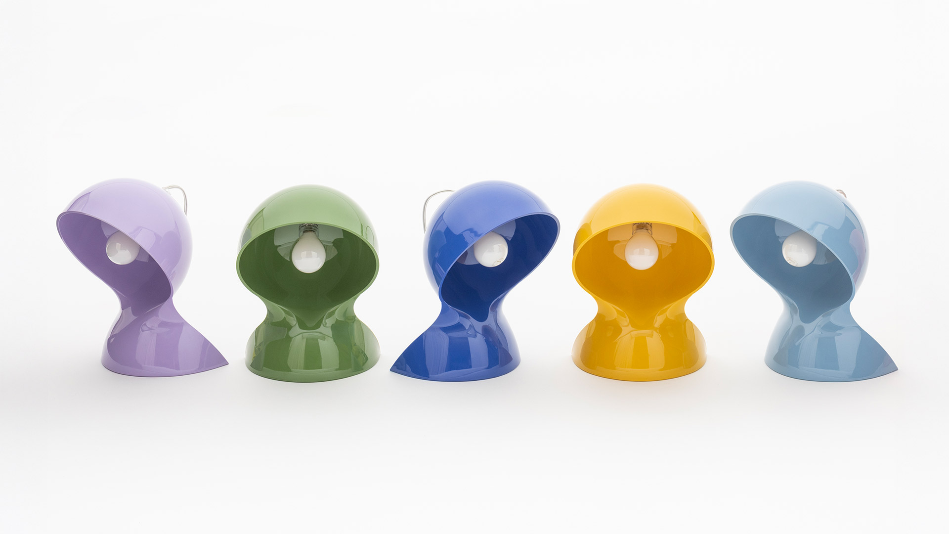 Sette lampade da tavolo Artemide Dalù in colori lucidi: giallo, blu, azzurro, verde salvia, verde scuro, lavanda e giallo