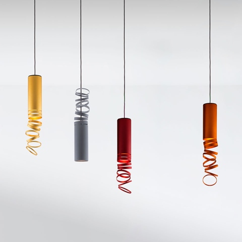 Quattro lampade a sospensione Artemide Decomposé Light in giallo, grigio, rosso e arancione, ciascuna con corpo cilindrico ed elemento a nastro a spirale.