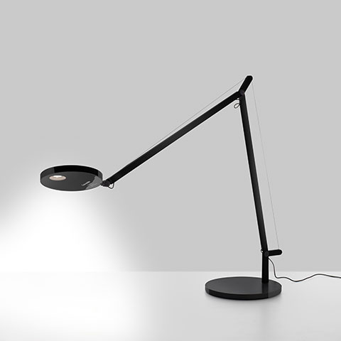 Lampada da tavolo Artemide Demetra nera, con testa LED circolare, braccio articolato con cavo di tensione e base rotonda