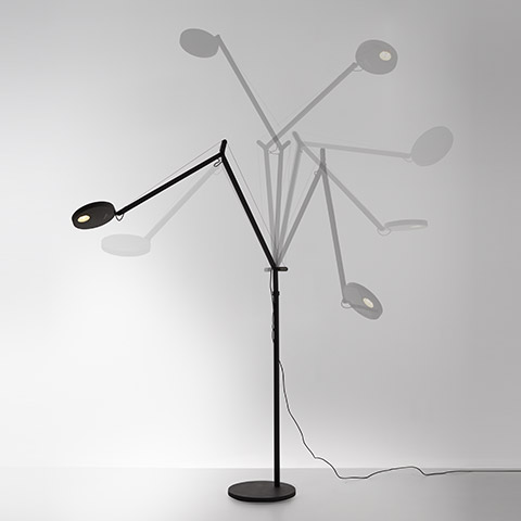 Lampada da terra Artemide Demetra Reading nera, braccio articolato regolabile con testa LED ovale, mostrata in più posizioni