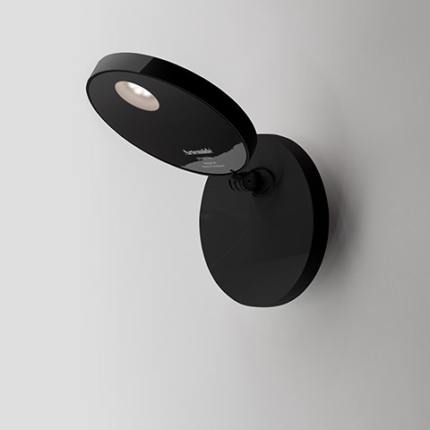 Faretto da parete Artemide Demetra Faretto nero con testa ovale orientabile e LED integrato, montato su base rotonda a parete