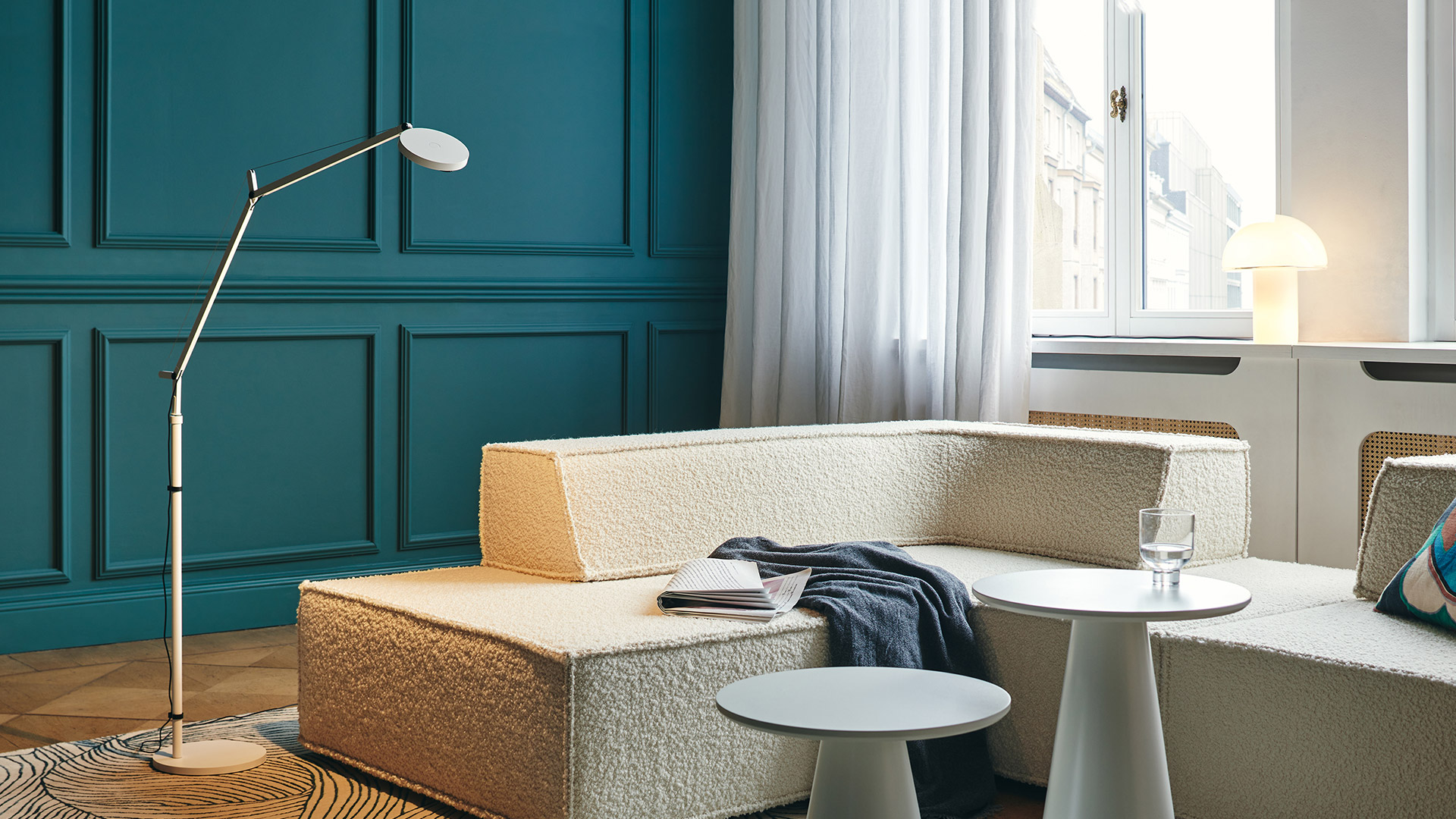 Lampada da terra Artemide Demetra Reading nera, braccio articolato regolabile con testa LED circolare, mostrata con ombra in più posizioni