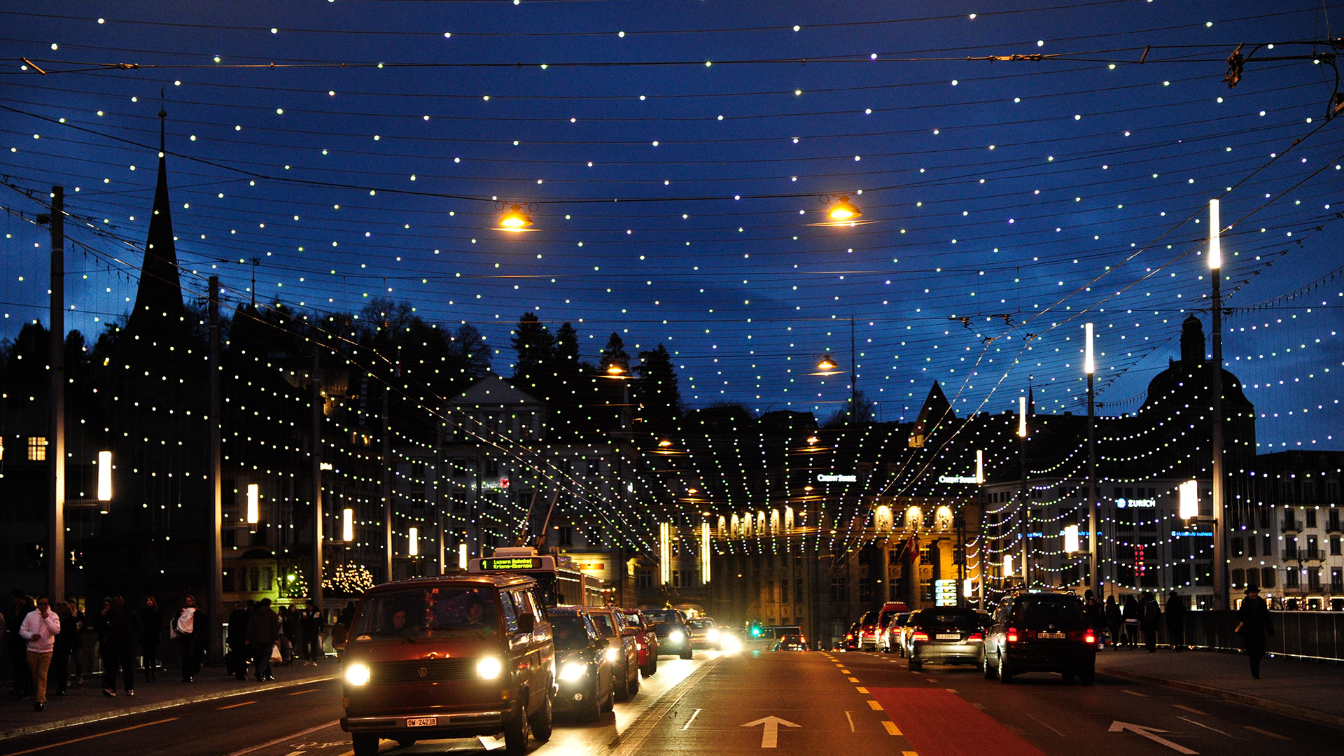 Bahnhofstrasse di Zurigo di notte con installazione Artemide Diamante: una volta luminosa di LED bianchi a formare un cielo stellato sul traffico