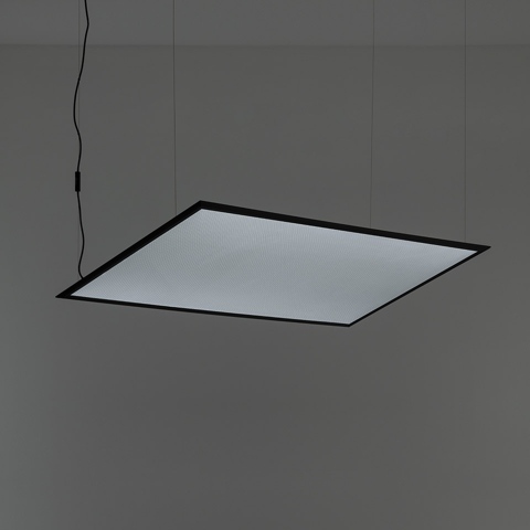 Lampada a sospensione quadrata Artemide Discovery Space con sottile cornice nera e pannello bianco opalino diffuso, sospesa da cavi sottili