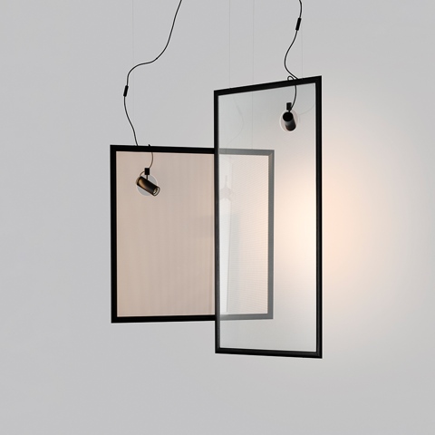 Artemide Discovery Spot: due pannelli a sospensione rettangolari con cornice nera sovrapposti, uno opaco caldo e uno trasparente, ciascuno con un piccolo faretto