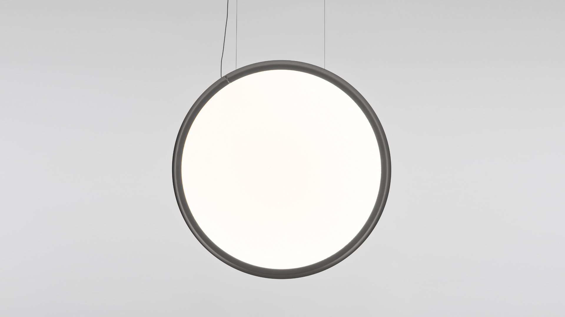 Più lampade a sospensione Artemide Discovery con diffusori circolari bianchi e cornici nere disposte in un gruppo sovrapposto su parete scura