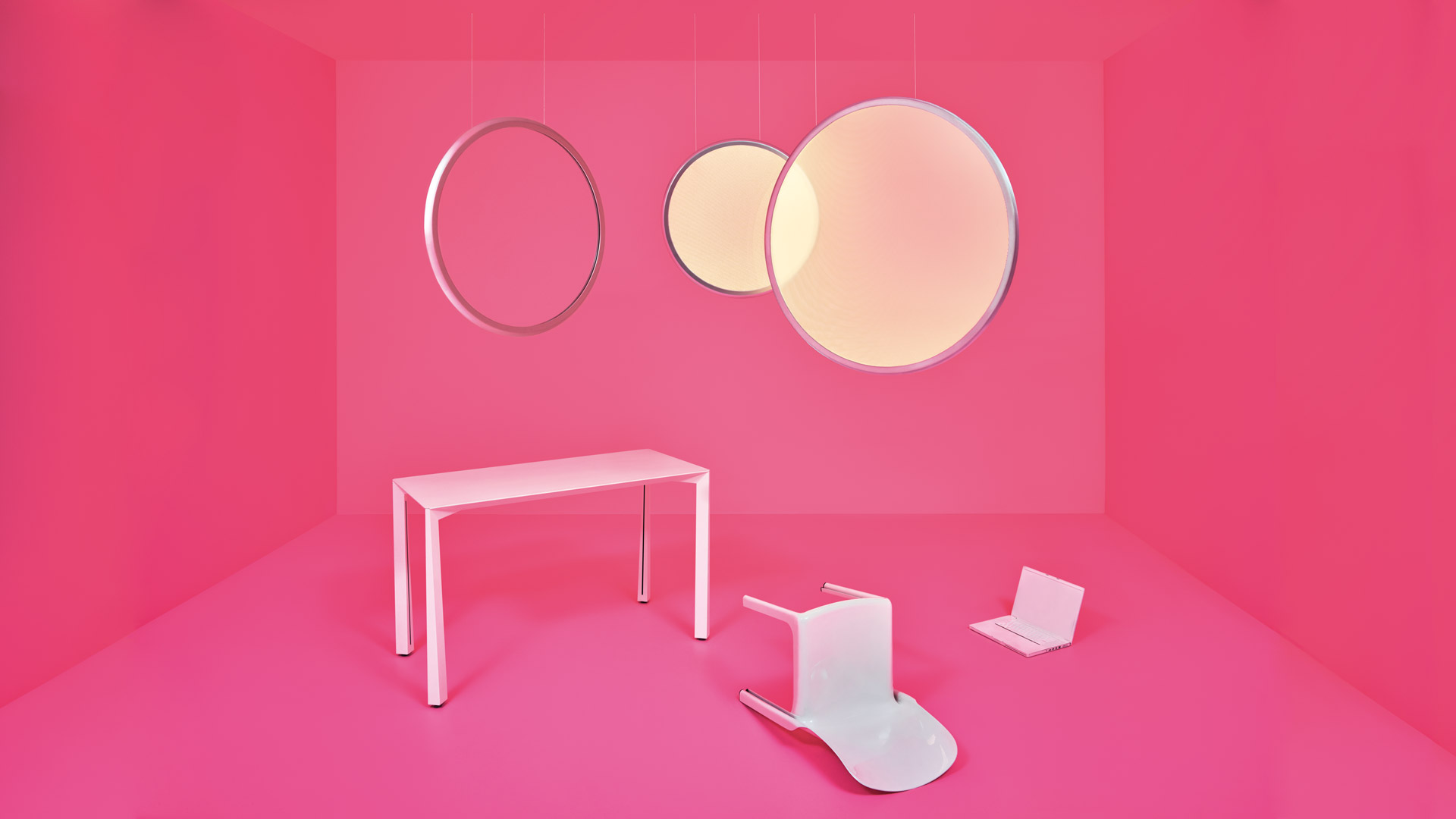 Lampada a sospensione Artemide Discovery: corpo circolare a anello LED in metallo grigio, sospeso da sottili cavi su sfondo bianco