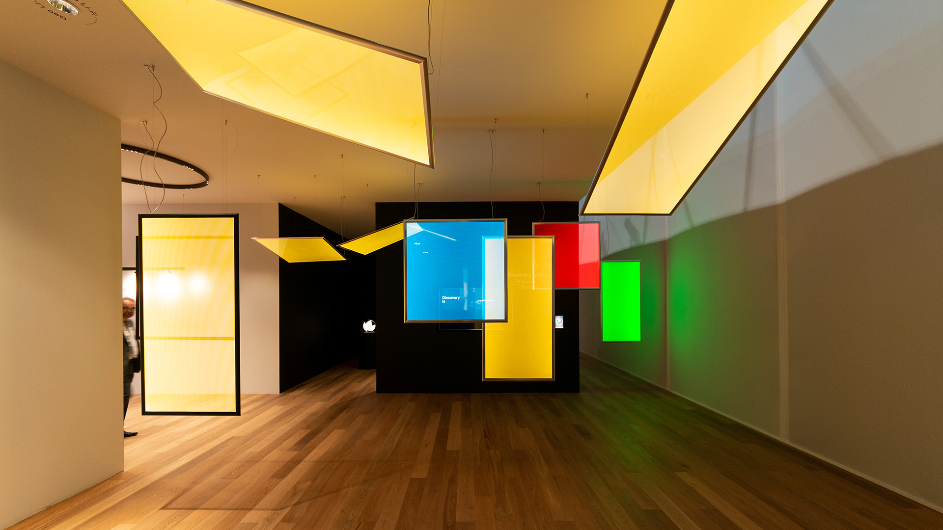 Lampada a sospensione Artemide Discovery Space con ampio diffusore quadrato bianco e cornice nera, sospesa sopra una scrivania moderna