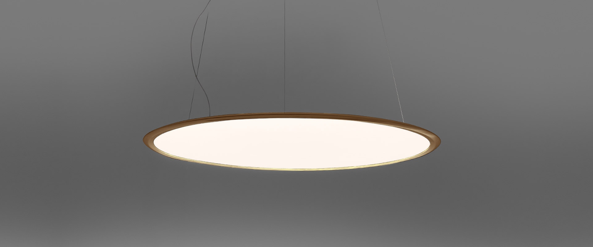 Sala con volta elegante, lampada a sospensione Artemide Discovery, sedie Egg rosse, lungo tavolo da pranzo, finestre ad arco e pareti grigie.