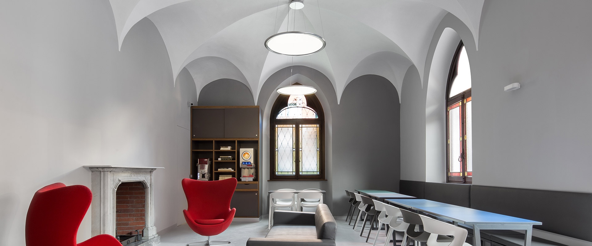 Lampada a sospensione Artemide Discovery: grande disco circolare con diffusore bianco e sottile cornice nera, sospesa da cavi sottili