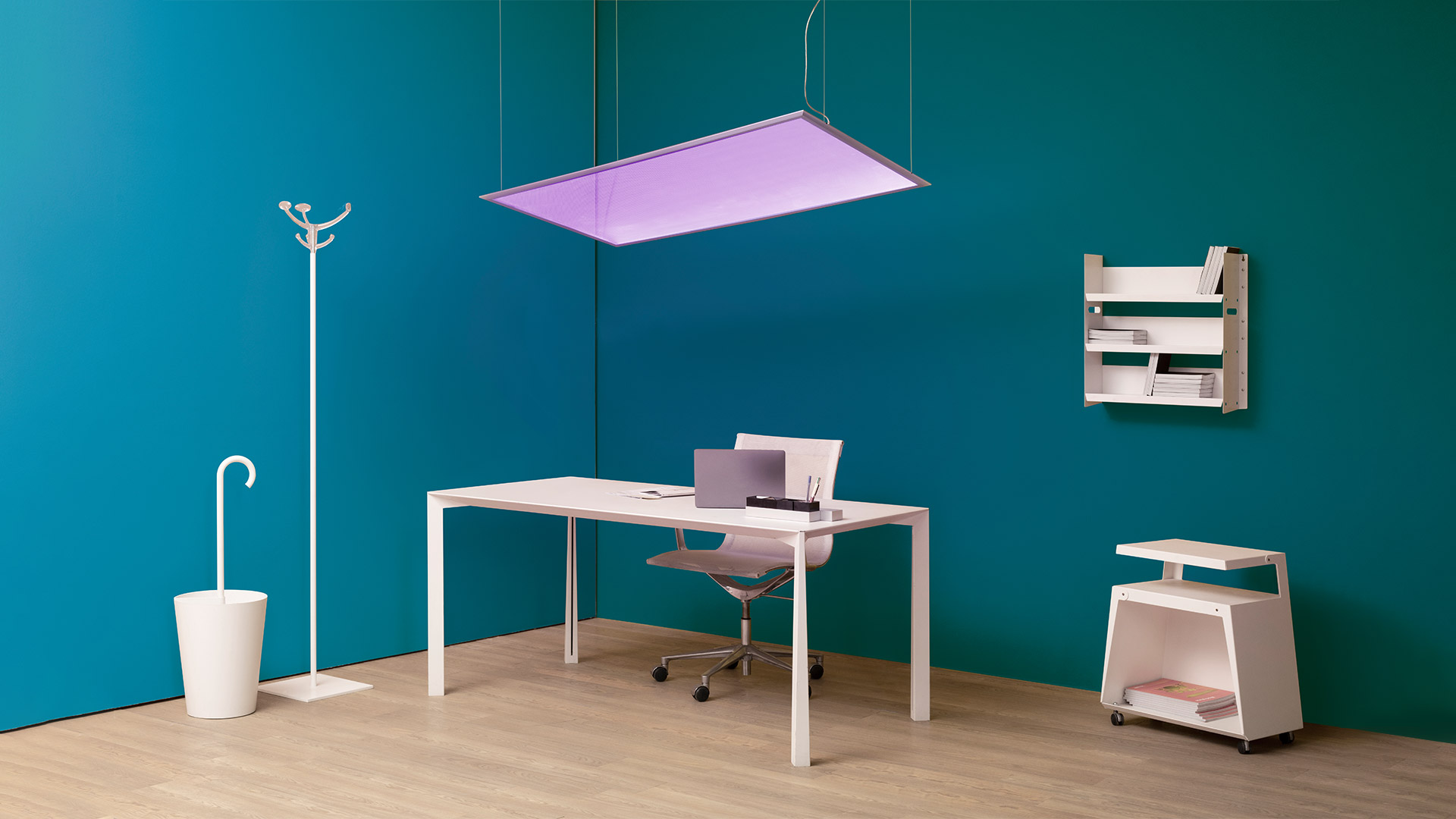 Installazione Artemide Discovery Space: pannelli illuminati colorati in giallo, blu, rosso, verde, magenta con plafoniere Discovery a soffitto in uno showroom scuro