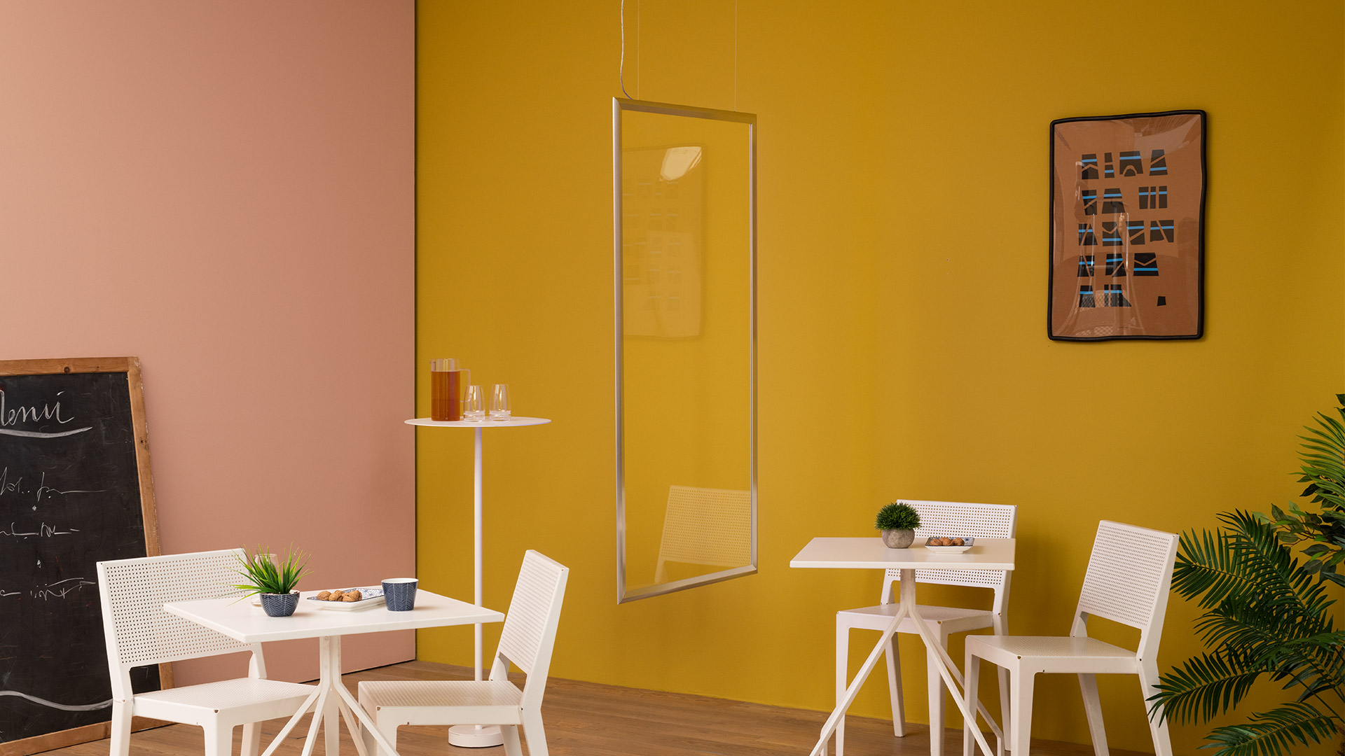 Installazione Artemide Discovery Space: grandi pannelli LED rettangolari sospesi inclinati dal soffitto, che emettono luce bianca intensa in una sala espositiva scura