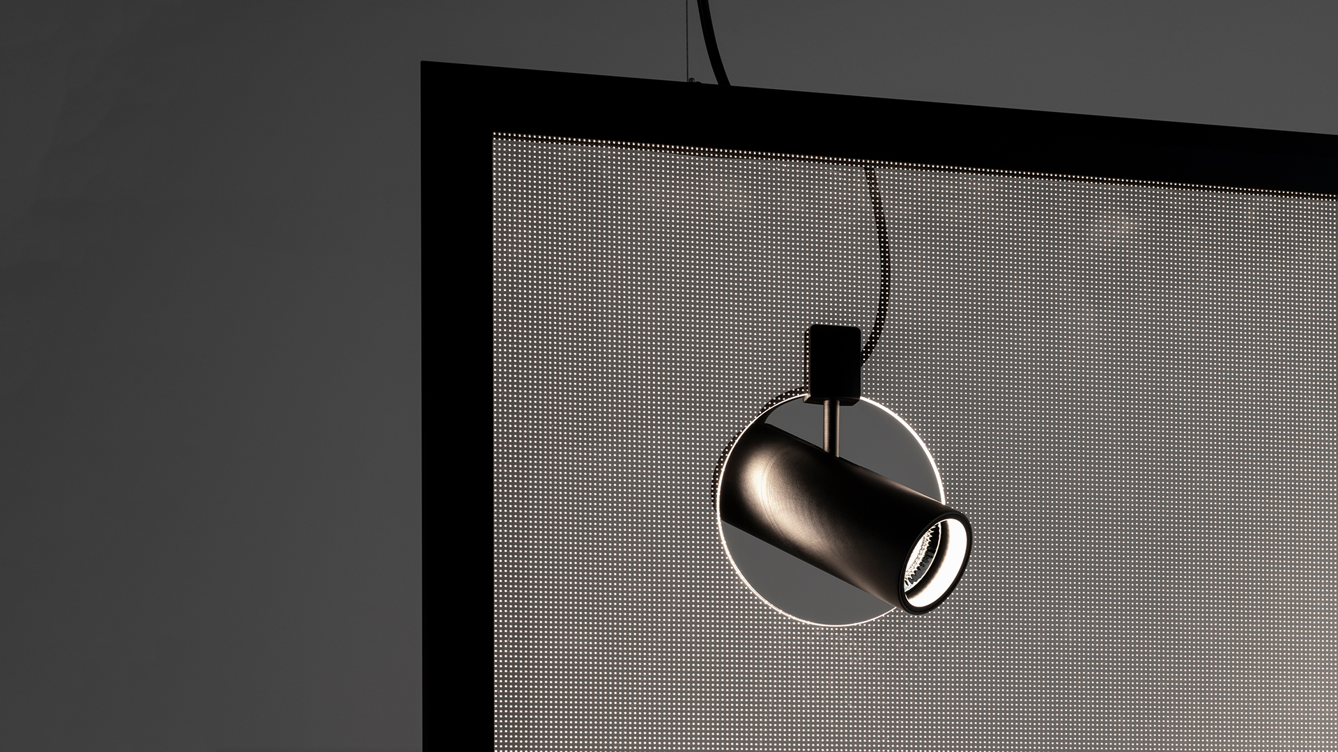 Donna che usa l'app Artemide su smartphone per controllare una lampada da parete Discovery e un faretto da soffitto orientabile Discovery Spot