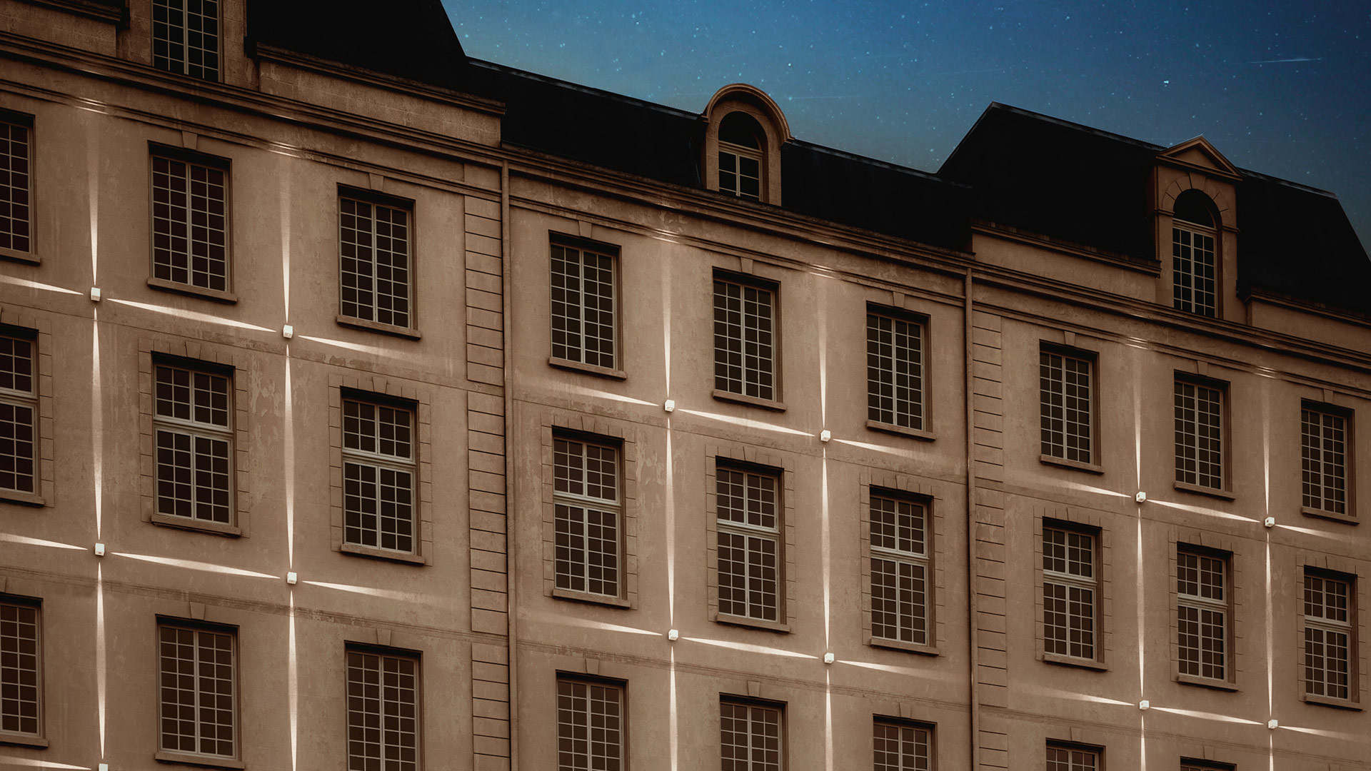 Facciata di edificio europeo classico illuminata di notte con strisce LED lineari verticali che creano un caldo motivo a griglia sulle pareti in pietra.