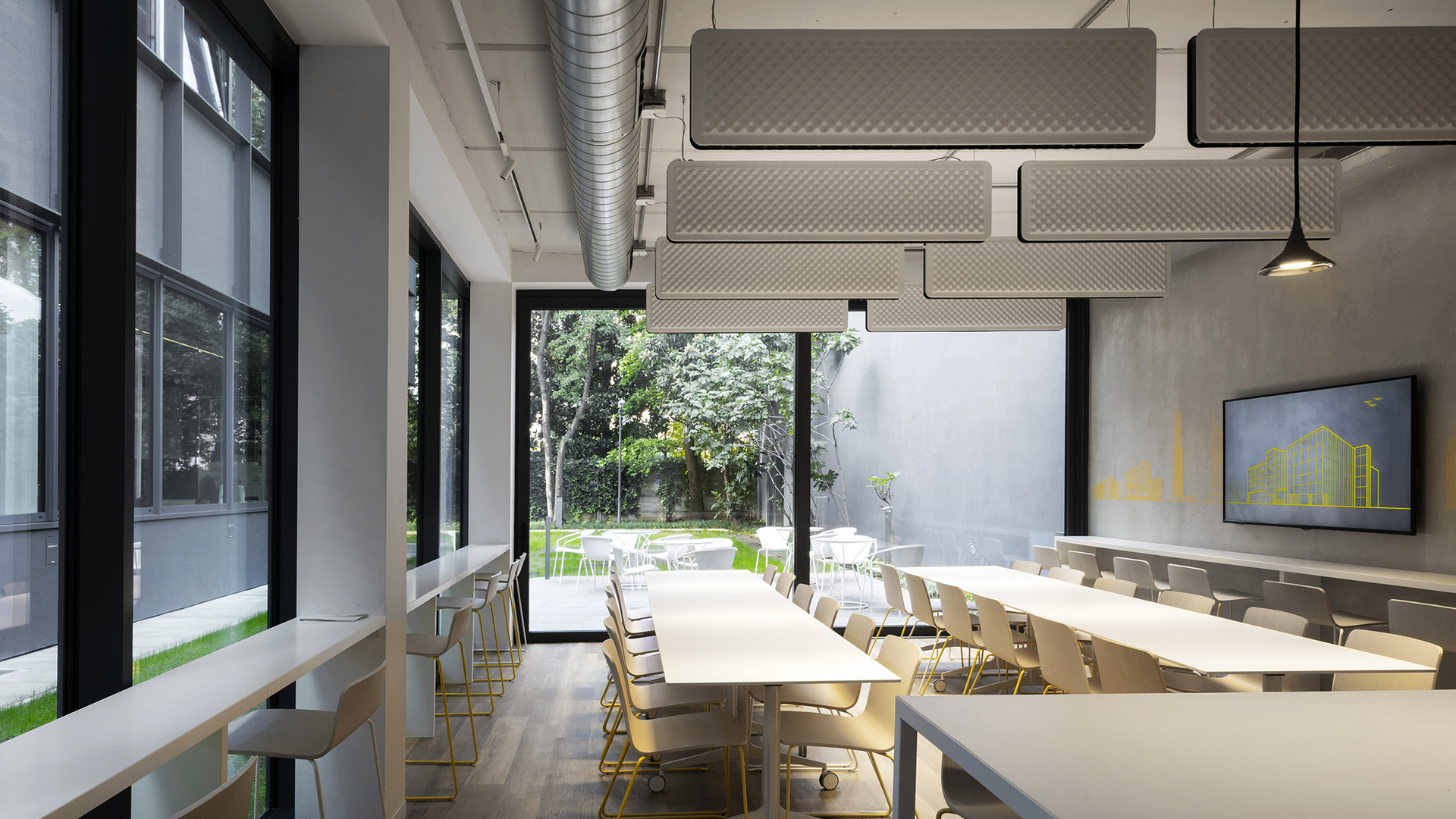 Lampada a sospensione Artemide Eggboard Baffle: pannello acustico rettangolare scuro con texture a nido d'uovo, luce calda sul bordo inferiore