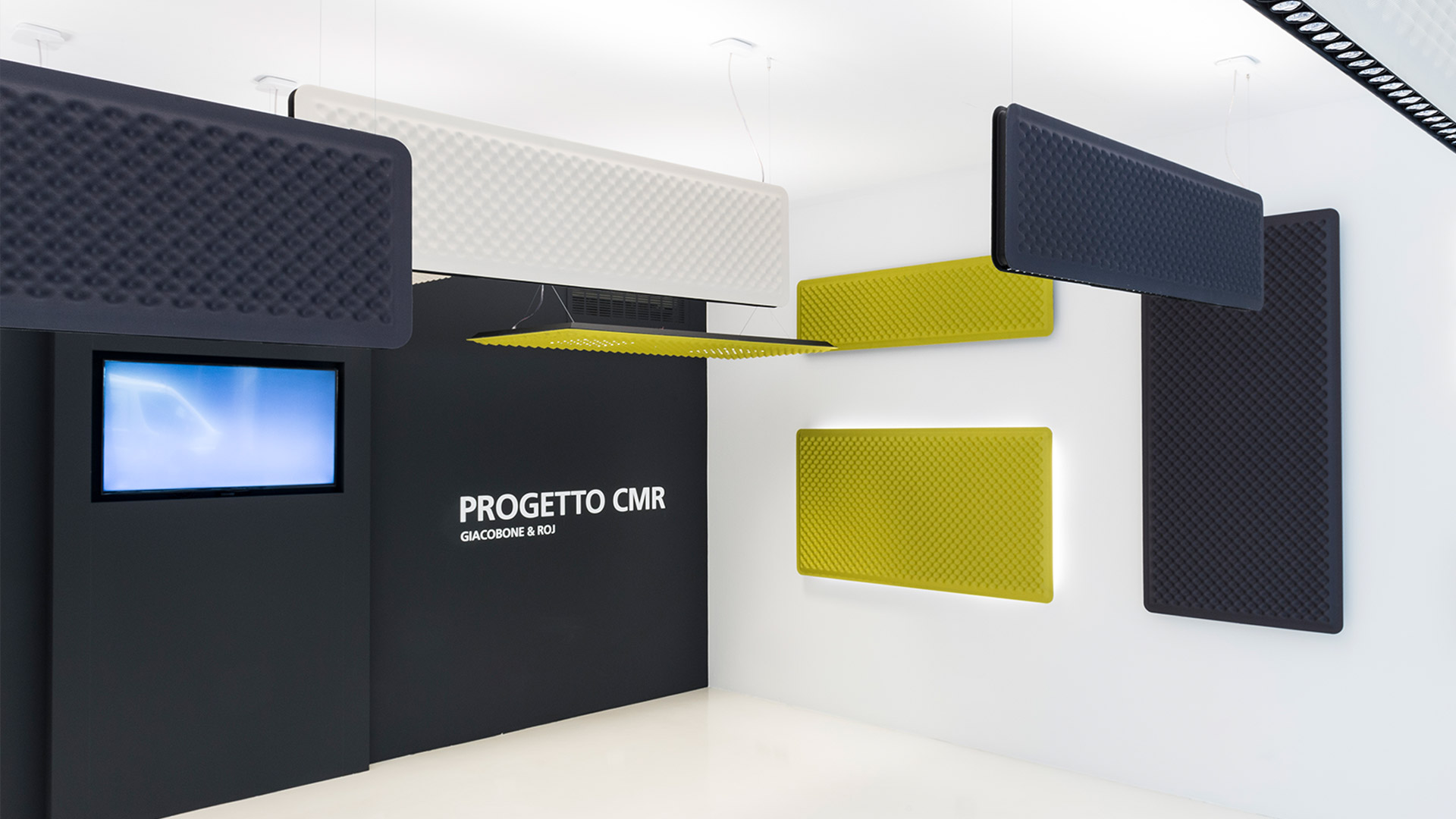 Lampada a sospensione Artemide Eggboard Baffle: pannello acustico rettangolare inclinato verde lime con texture a nido d'uovo e striscia LED integrata
