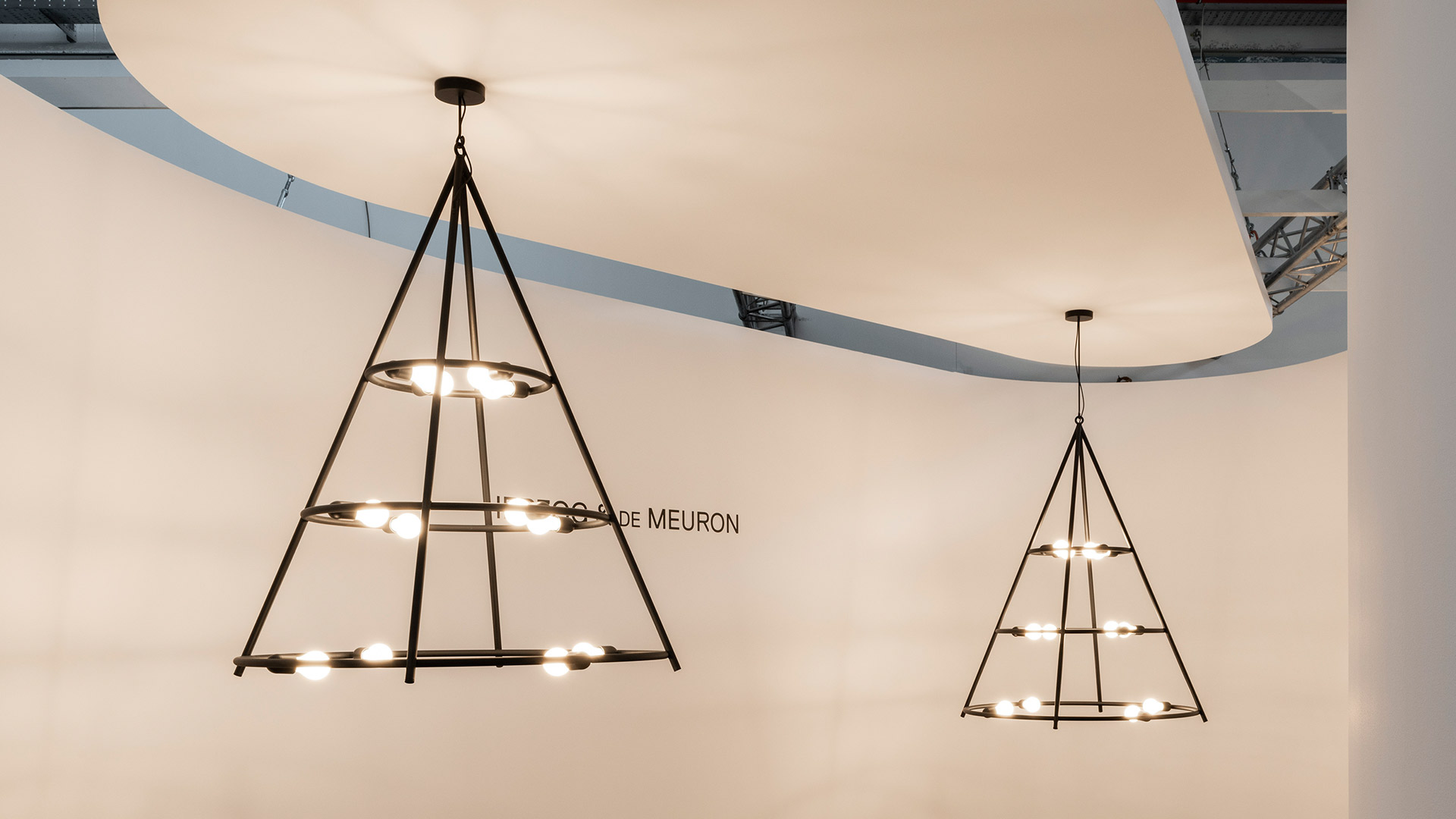 Lampadario a sospensione Artemide El Porís: anelli geometrici in bronzo scuro a forma di cono con lampadine a globo a vista disposte in cerchio