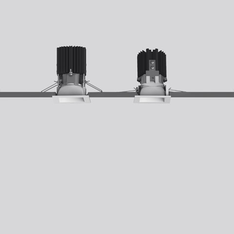 Due faretti da incasso quadrati Artemide Everything 55 con dissipatori neri, cornice bianca e teste orientabili, mostrati affiancati