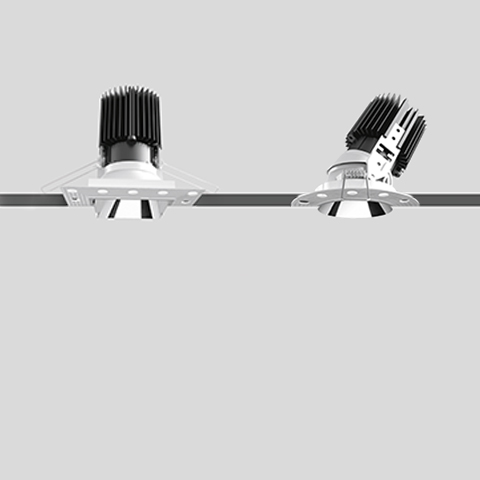 Artemide Everything 80: due downlight LED da incasso, sinistra versione quadrata fissa trimless, destra versione orientabile inclinata, finitura bianca con dissipatore nero