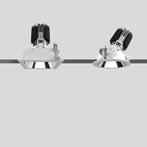 Faretti da incasso Artemide Everything 105 Trim: versione quadrata fissa a sinistra, versione rotonda orientabile a destra, entrambi con dissipatori neri