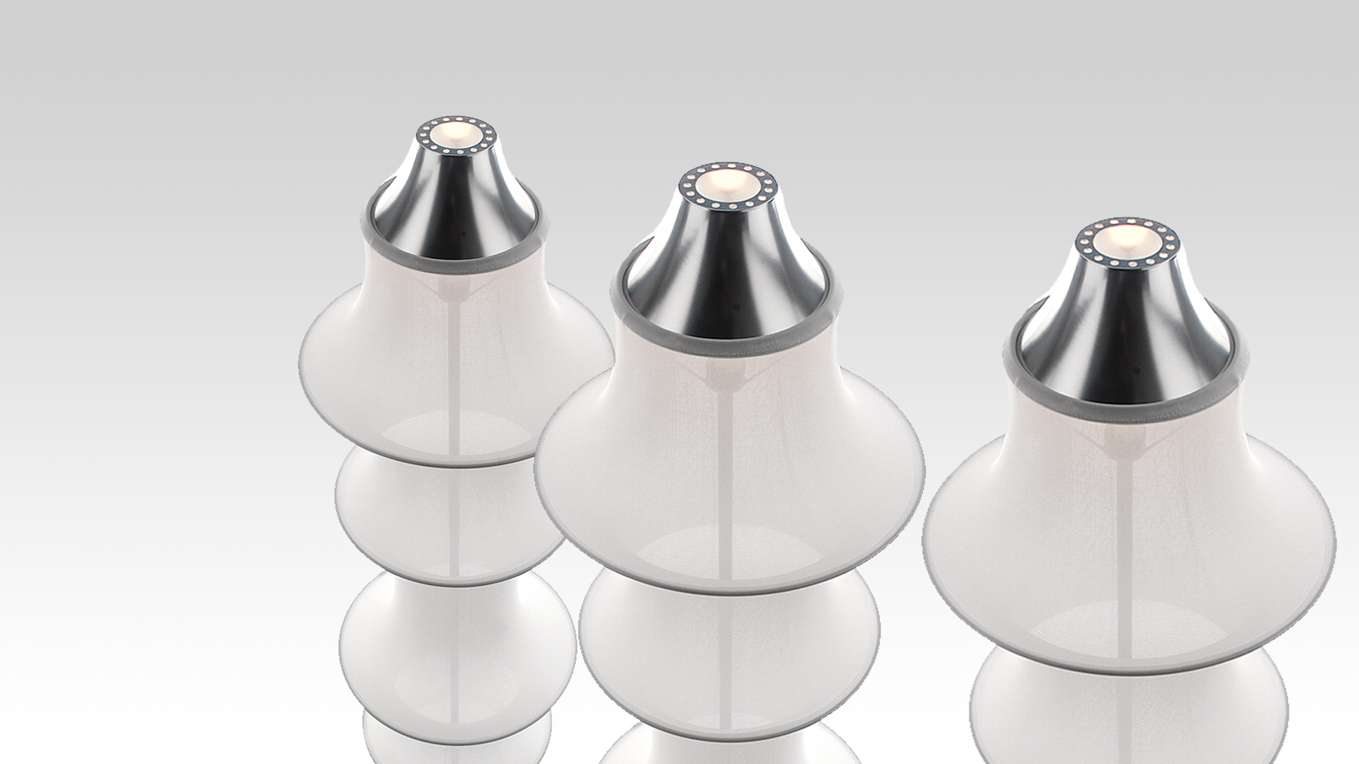 Tre lampade da tavolo Artemide Falkland Terra con diffusori bianchi stratificati e sommità in cromo lucido con sorgenti LED