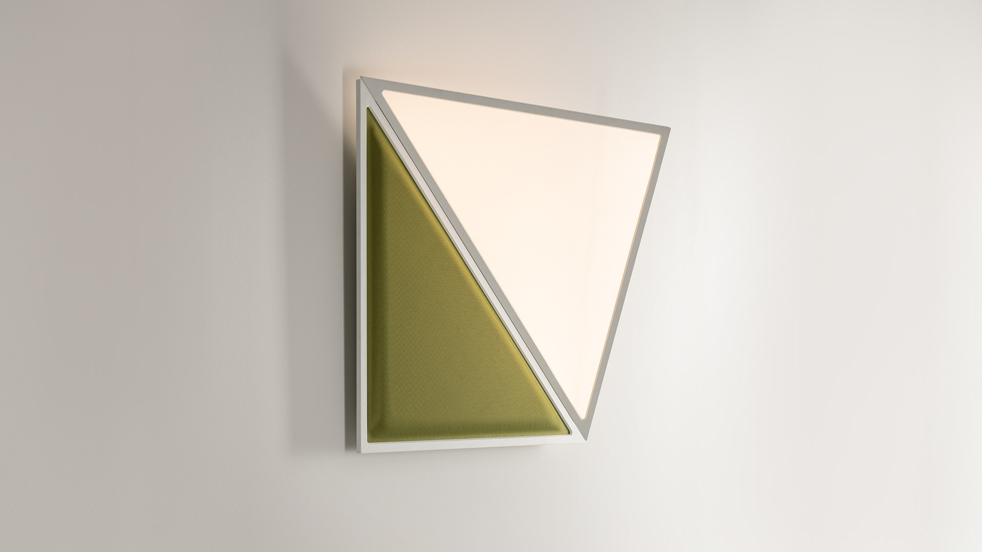 Lampada a sospensione Artemide Flexia: design asimmetrico con pannello diffusore blu e bracci allungati bianchi e neri sospesi dal soffitto