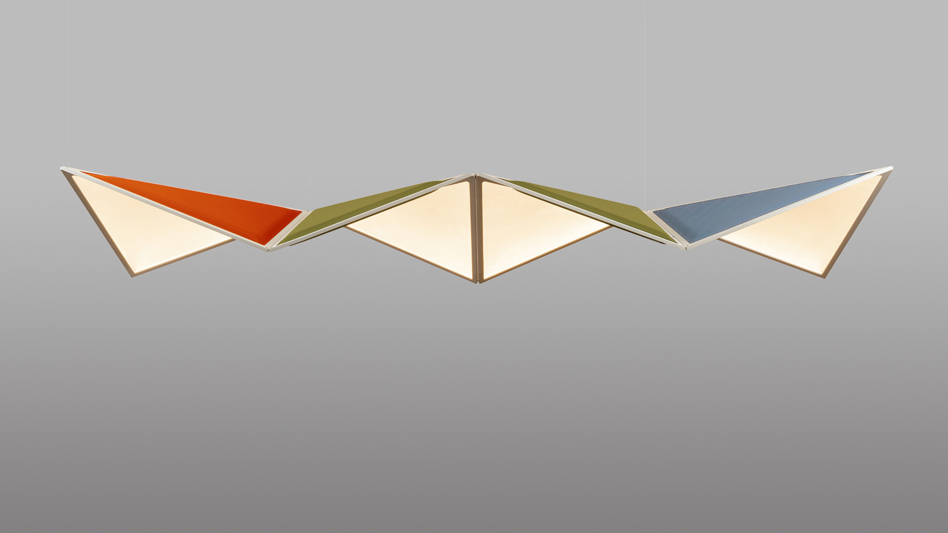 Lampada a sospensione Artemide Flexia: struttura triangolare geometrica argento con pannelli verde oliva e crema, sospesa da sottili cavi