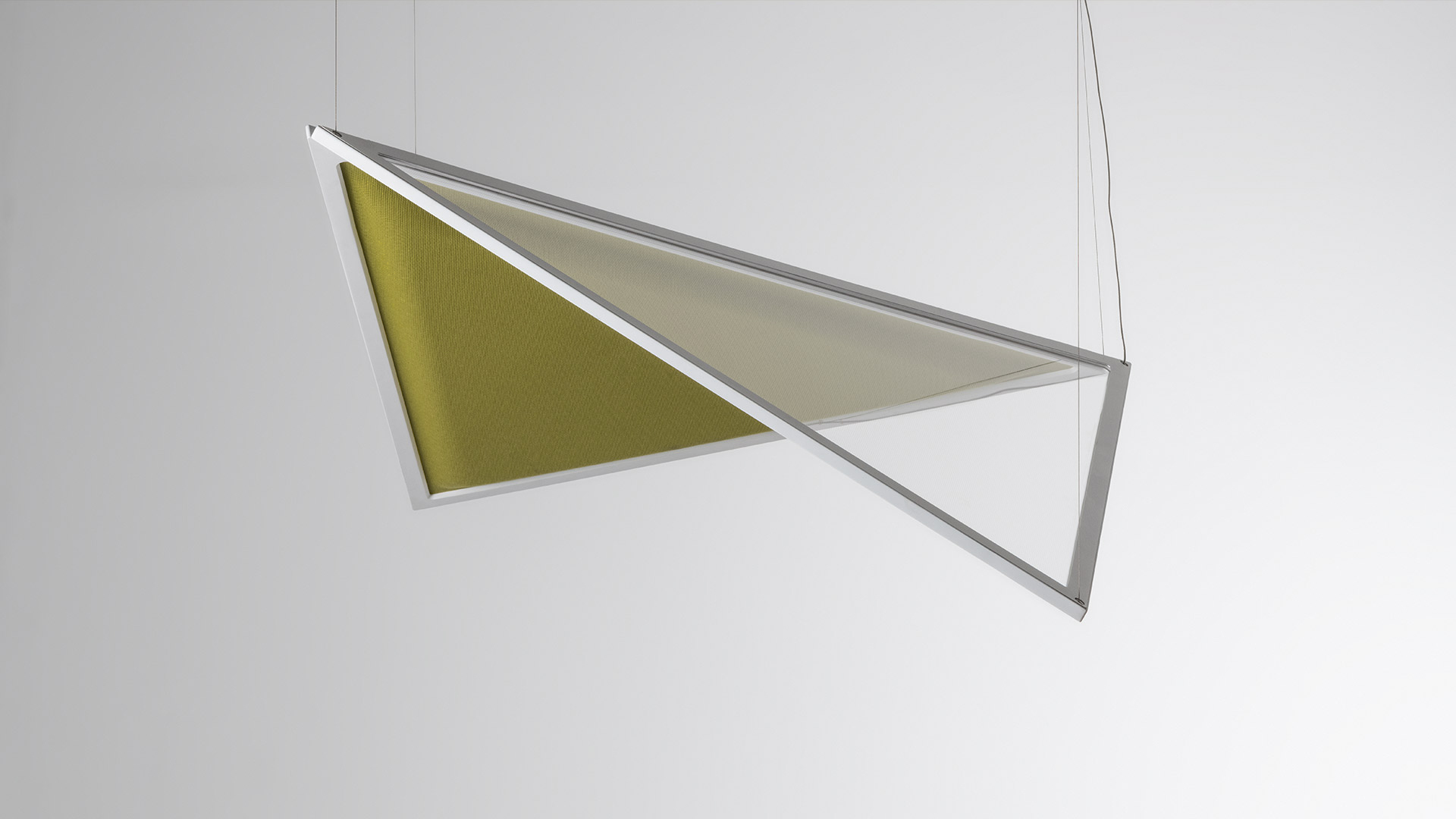 Tre lampade da parete Artemide Flexia con paralumi triangolari geometrici in arancione, verde oliva e grigio-blu, che emettono luce calda