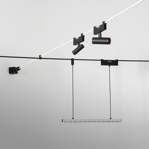 Sistema Artemide Funivia: binario a cavo nero con due faretti orientabili e un pannello LED rettangolare sospeso da cavi