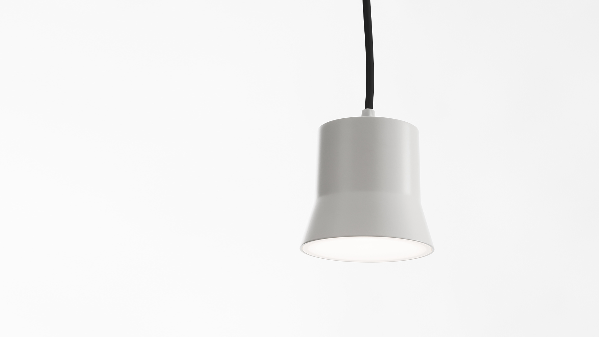 Lampada a sospensione Artemide Giò Light: paralume compatto a tronco di cono bianco con diffusore luminoso, sospesa da un cavo nero