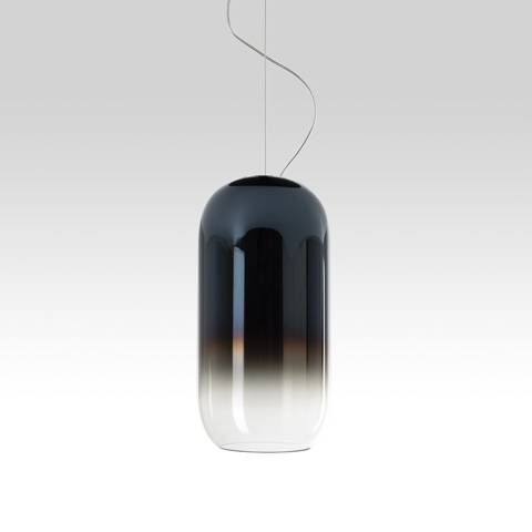 Lampada a sospensione Artemide Gople: vetro soffiato a capsula allungata, sfumatura da grigio scuro in alto a trasparente alla base, sospesa da sottili cavi