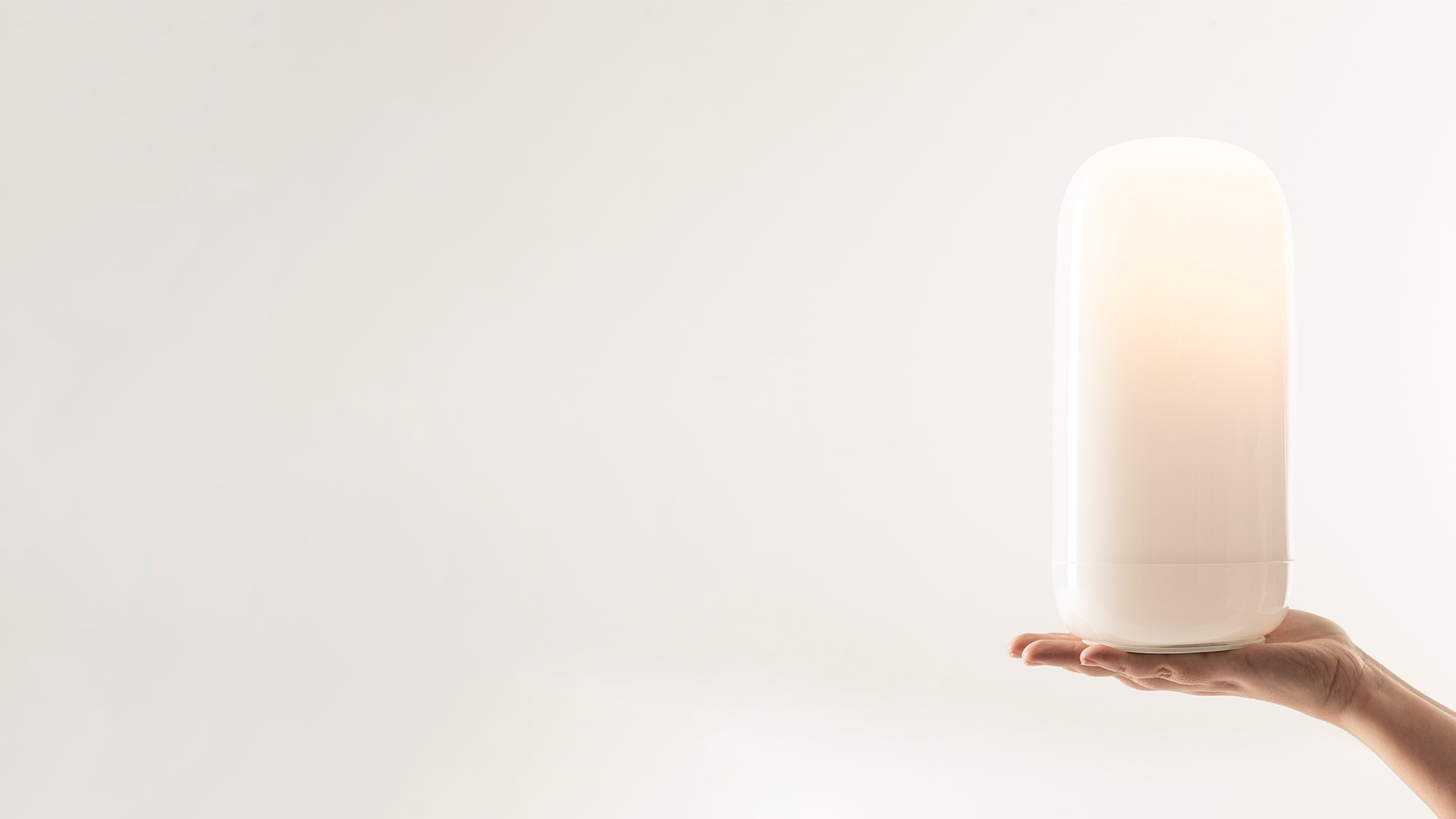 Lampada Artemide Gople Portable su tavolo rotondo con scacchiera da backgammon, animali in legno e opera geometrica alla parete