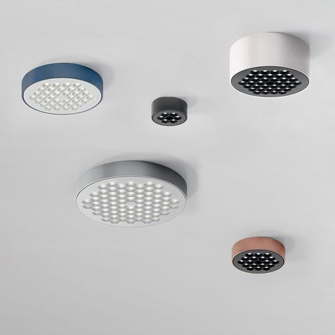 Cinque plafoniere LED Artemide Helgoland in varie dimensioni e colori: blu, bianco, grigio, grigio scuro e terracotta, con diffusori a nido d'ape