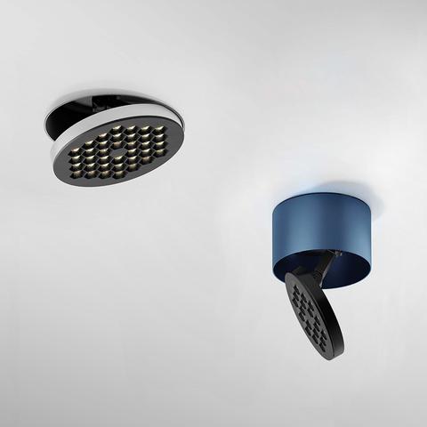 Due faretti da soffitto LED Artemide Helgoland: sinistra versione incassata cromata, destra versione a soffitto cilindrica blu regolabile con testa nera orientabile