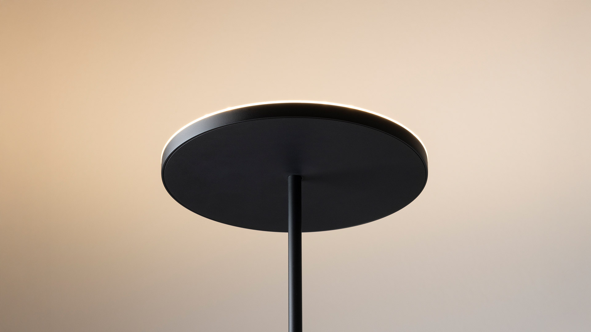 Lampade a sospensione Artemide Helgoland in nero opaco appese al soffitto e versioni da terra Helgoland Archipelago su piedistallo bianco