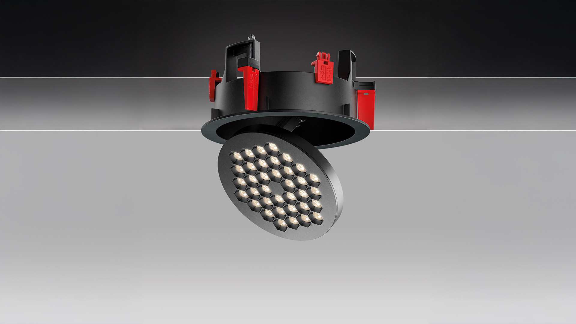 Due faretti da incasso a soffitto Artemide Helgoland LED: uno bianco fisso a filo, uno nero orientabile inclinato, entrambi con array LED a nido d'ape