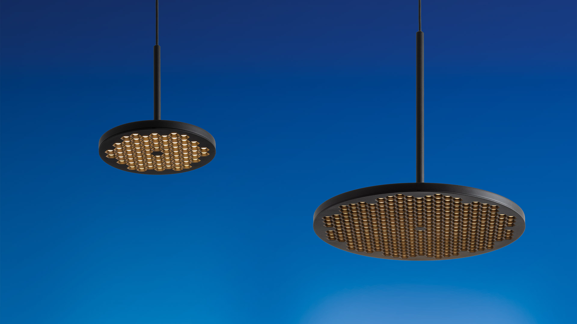 Lampada da terra Artemide Helgoland: sottile braccio ad arco nero su base cilindrica, con diffusore LED ovale a griglia dorata