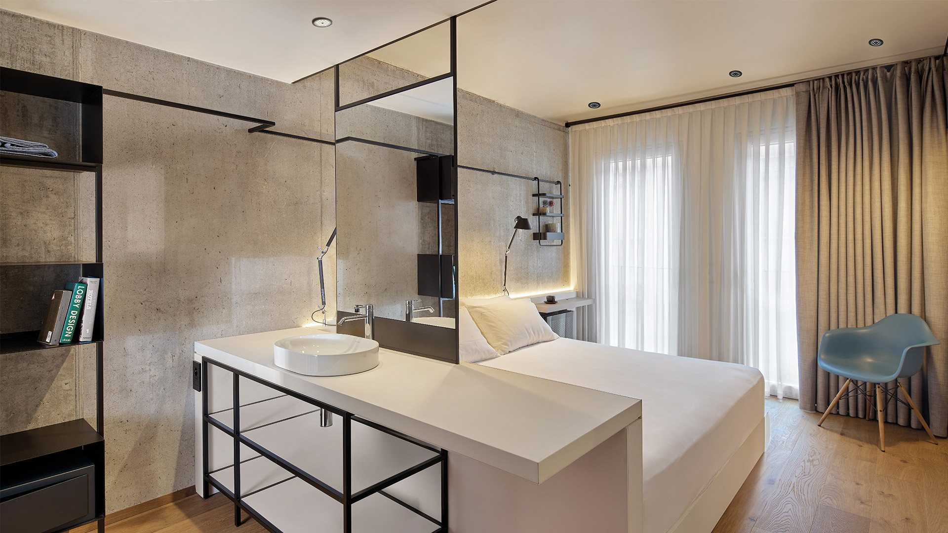 Ingresso di abitazione moderna al crepuscolo con faretti da incasso a soffitto Artemide Helgoland IP44 che illuminano la zona coperta esterna e la porta