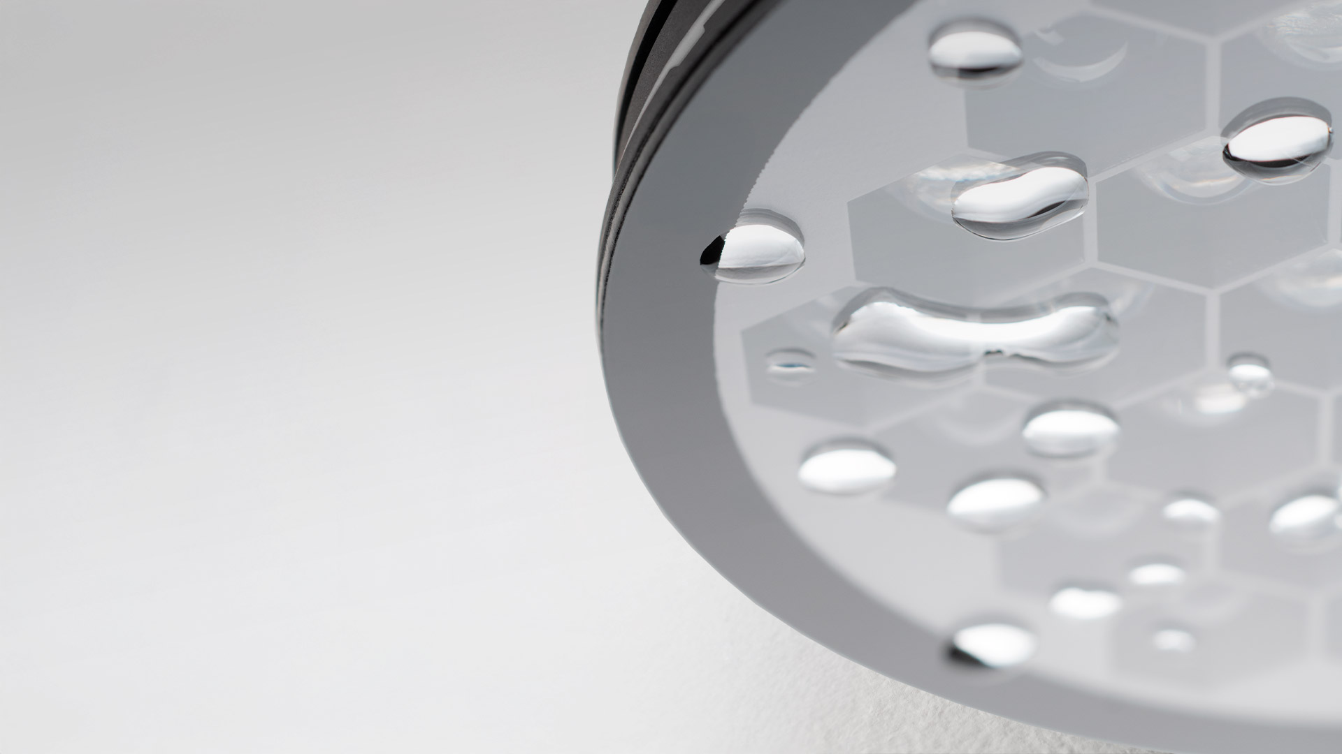 Camera d'albergo moderna con pareti in cemento, lavabo integrato, letto matrimoniale e lampade da parete Artemide Helgoland IP44 per illuminazione comodino