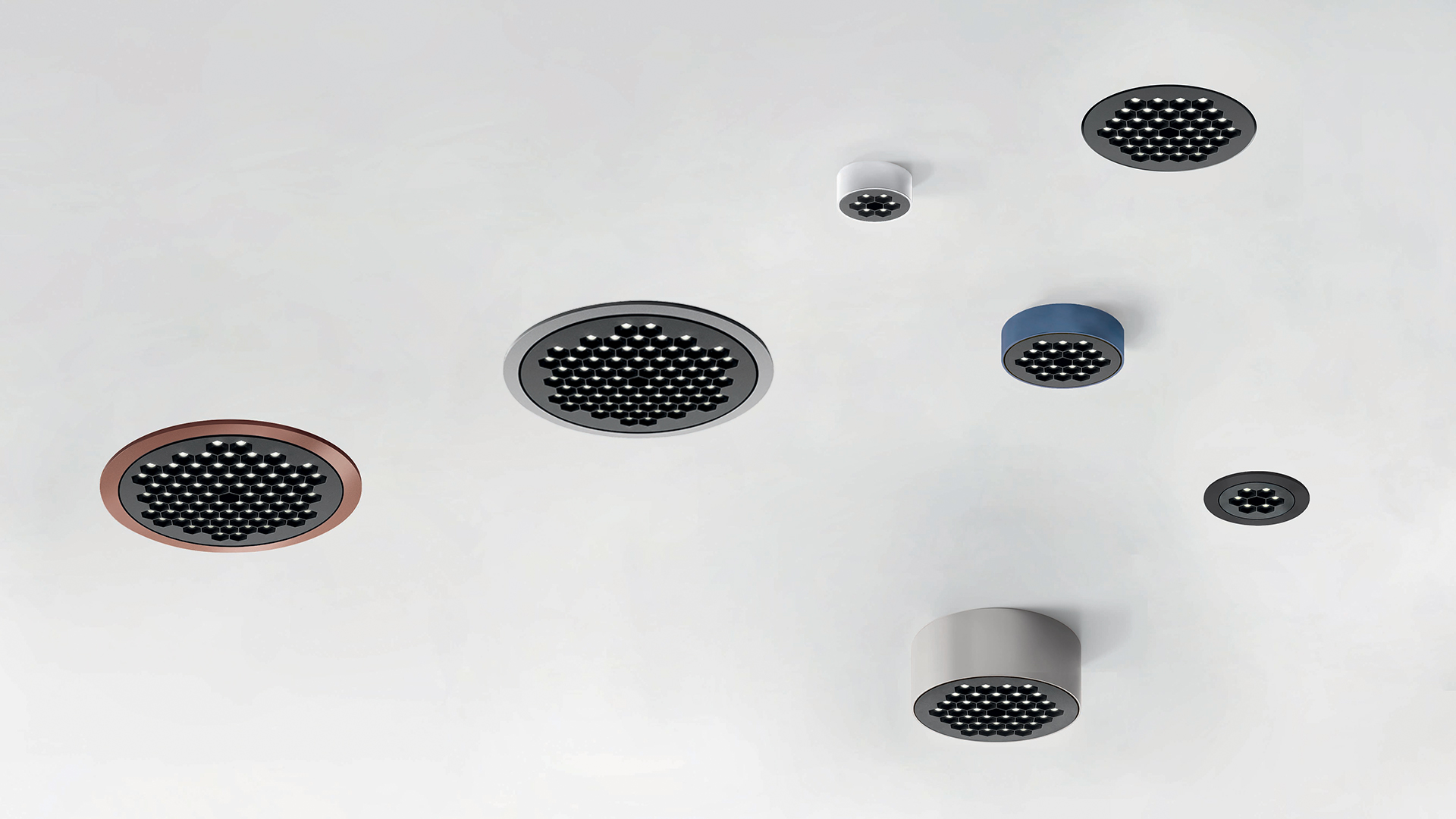 Interno ufficio moderno con lampada a sospensione Artemide Helgoland con anelli LED bianchi curvi sopra sala riunioni in vetro, corridoio con quadri illuminati e scala