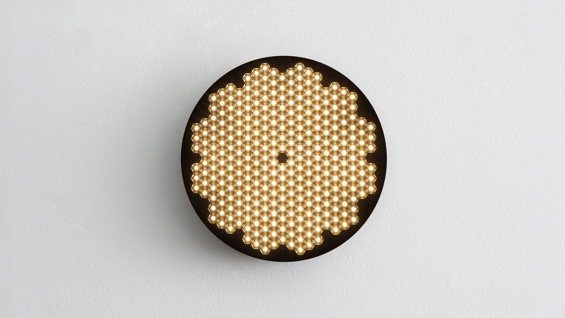 Faretti da soffitto Artemide Helgoland da incasso e a superficie in varie dimensioni, con diffusori scuri perforati e anelli colorati