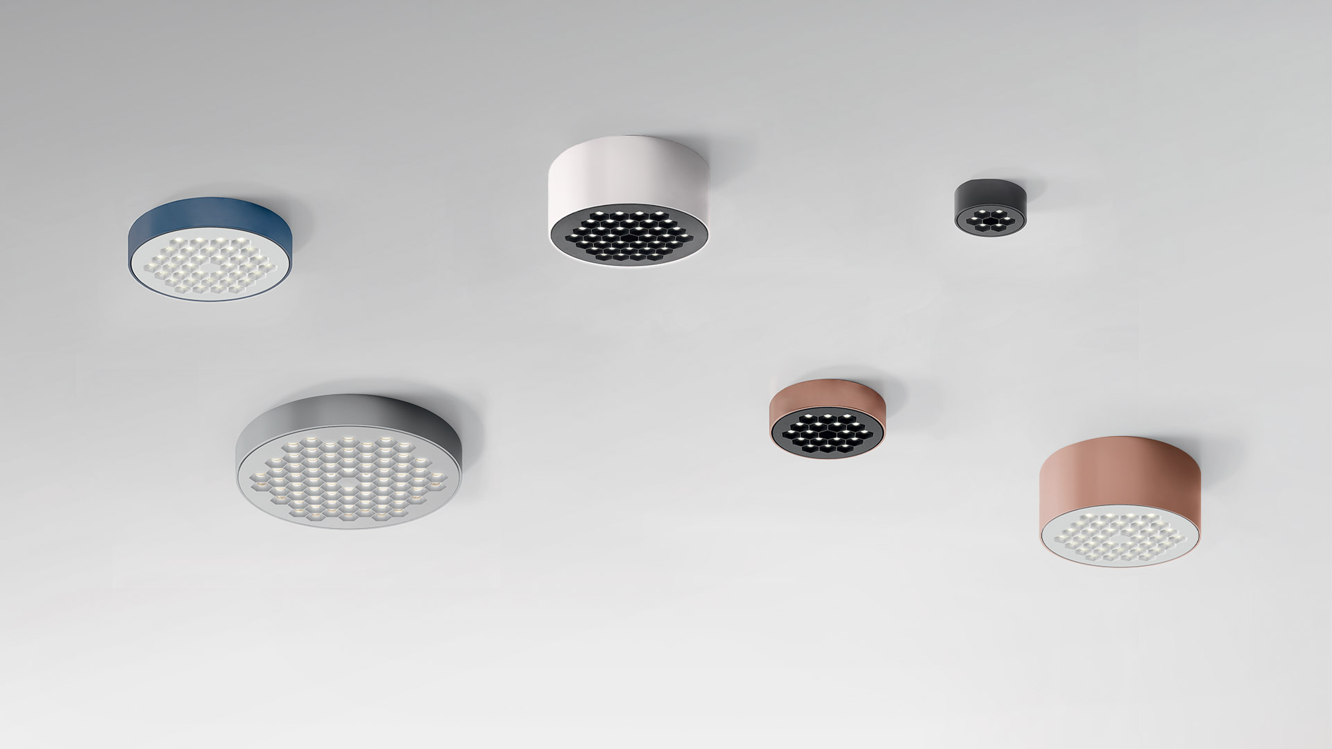 Sequenza di montaggio dell'incasso a soffitto Helgoland: quattro fasi di installazione, dal montaggio a filo al montaggio in superficie, finitura nero opaco